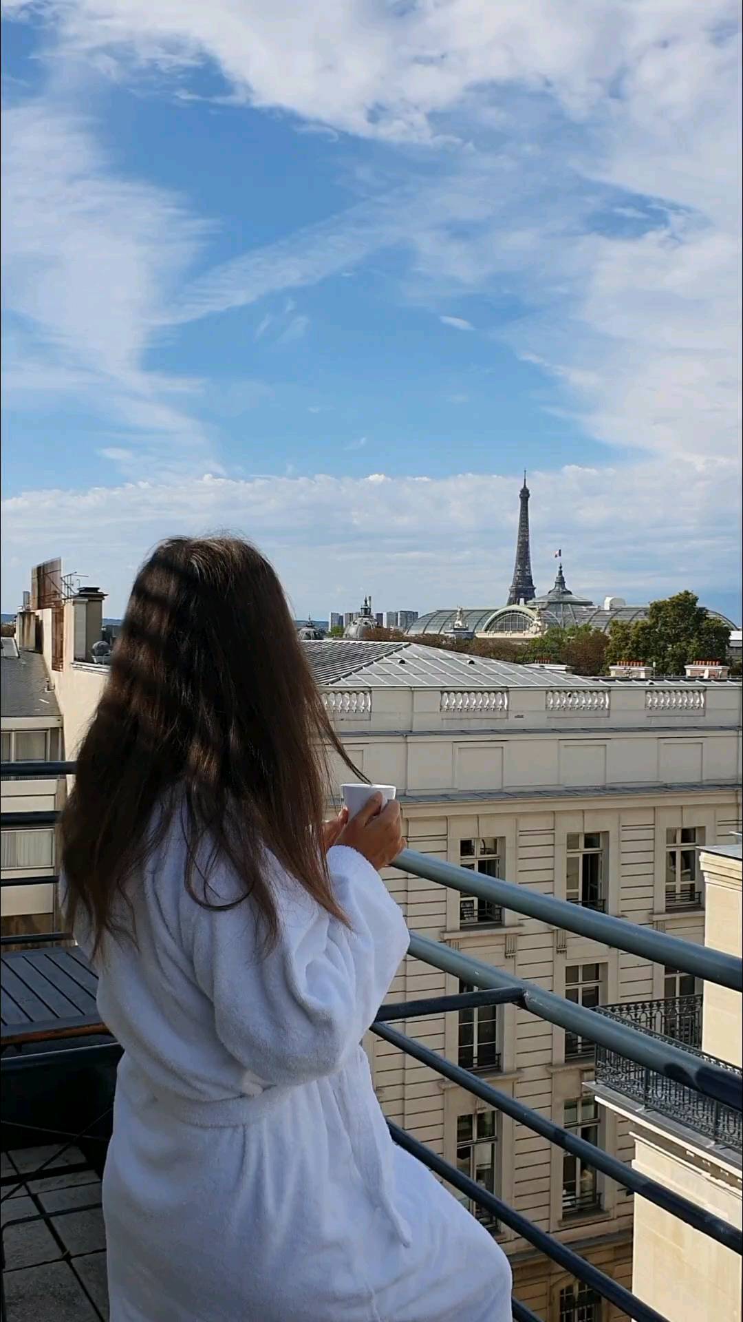 • PARIS VIBES •
🇫🇷 Ce genre de réveil avec vue 😍
Bon en vrai ce matin je me réveille à Toulouse... et vous, dans quelle ville vous ouvrez les yeux ce matin ? ☕
-----------------------------------------------------------------------------------
🇺🇲 This kind of morning with a view 😍
Actually today I'm waking up in Toulouse... Which city are you guys opening your eyes to this morning? ☕
.
.
.
.
. 
#FoodieBoulieInParis #photography #foodie #ootd #fashion #robe #body #piercing #summer #travel #voyage #wanderlust #nutrition #fitness #fitgirl #healthy #lifestyle #coffee #cafe #toulouse #bordeaux #lyon #marseille #france #frenchie #hair #brushing #hotel #toureiffel #eiffeltower