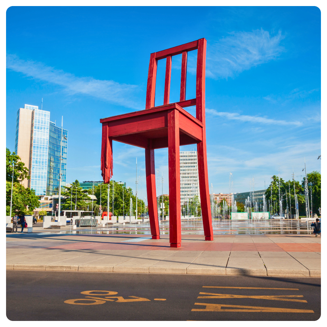 Genève broken chair