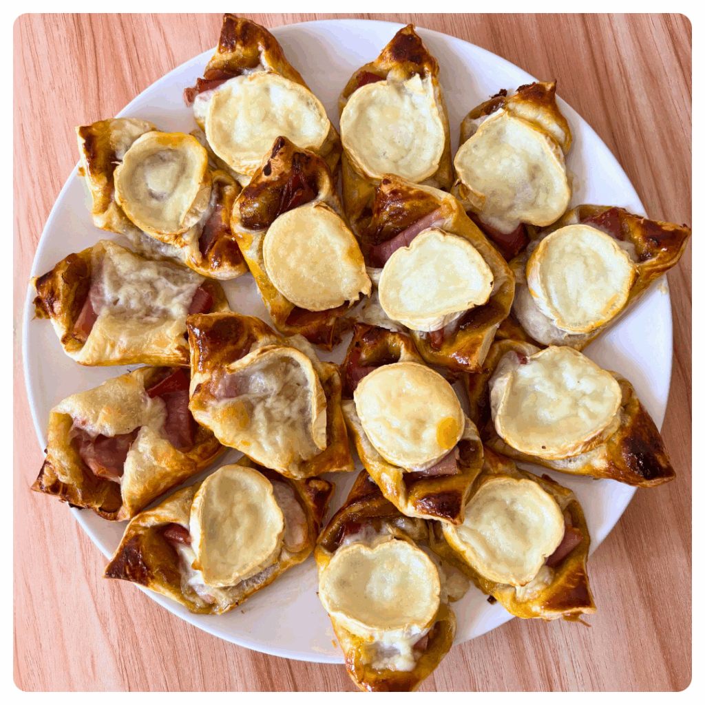 Feuilletés chèvre, jambon cru, oignons confits recette